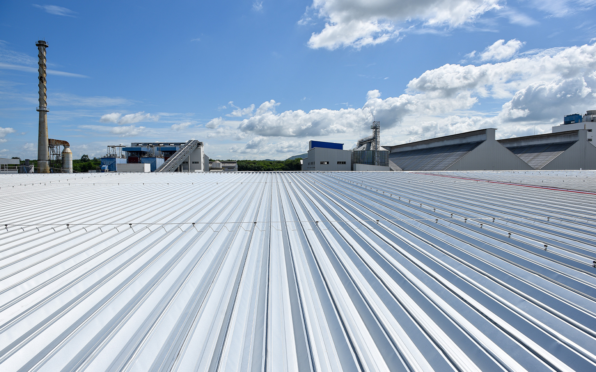 Roofing and lightning faraday system on installed on new warehouse